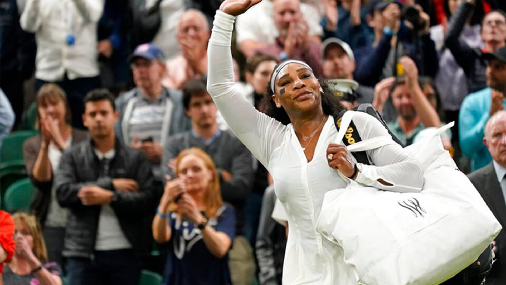 AP Photo/Alberto PezzaliSerena Williams après un match au premier tour lors de la deuxième journée des championnats de tennis de Wimbledon à Londres, le 28 juin 2022