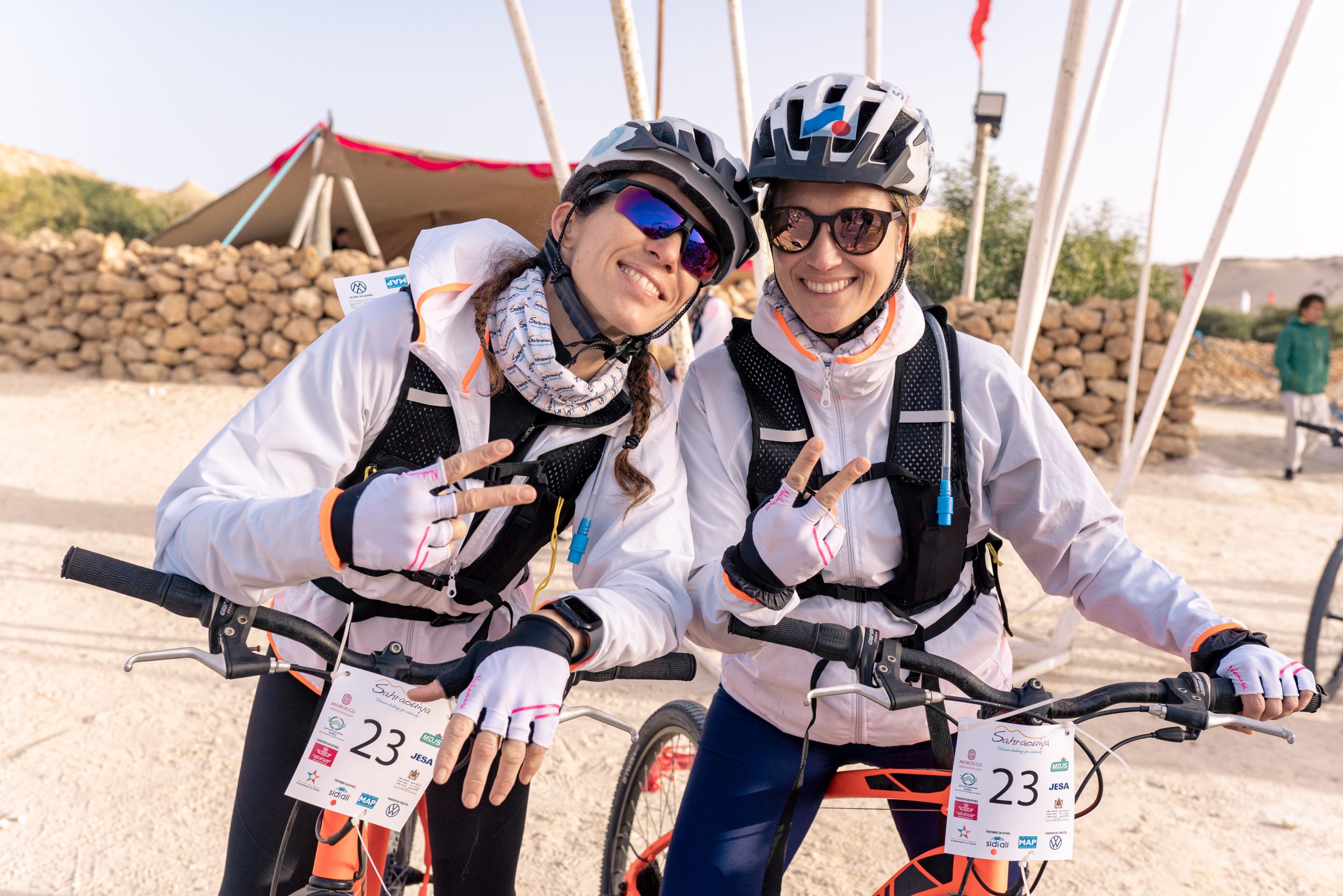 Cécile et Alexia sont heureuses de prendre le départ d'une nouvelle épreuve à vélo