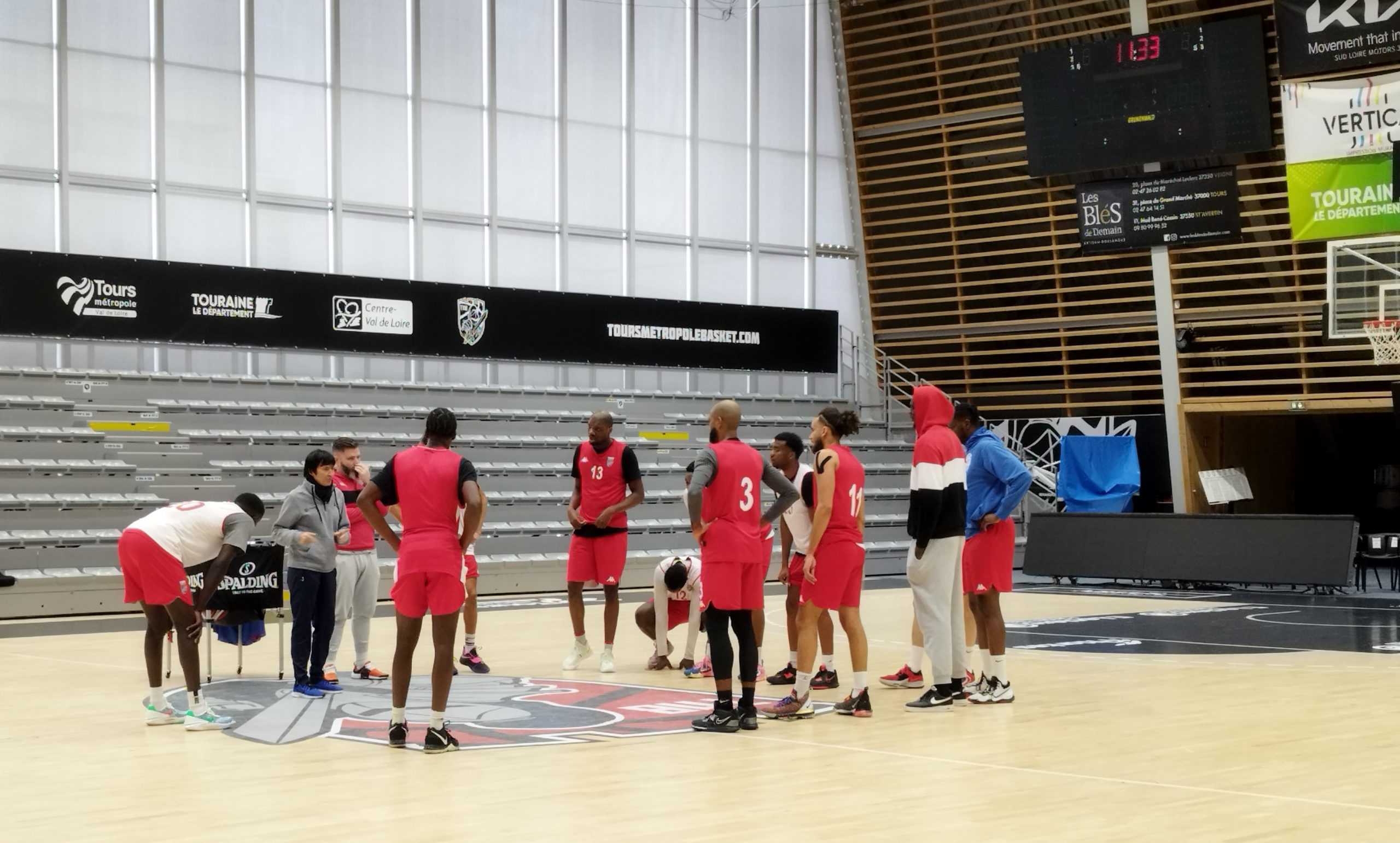 Séance d'entraînement sous la houlette de Valérie Garnier à la halle Monconseil, fief du Tours Métropole Basket