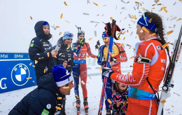 La joie des Françaises après le podium d'Anaïs Chevalier-Bouchet @Fédération Française de Biathlon