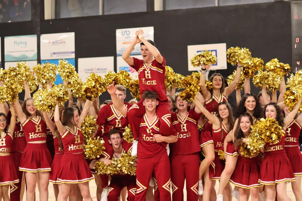 La joie après le spectacle pour l'équipe de cheerleading de Hoche