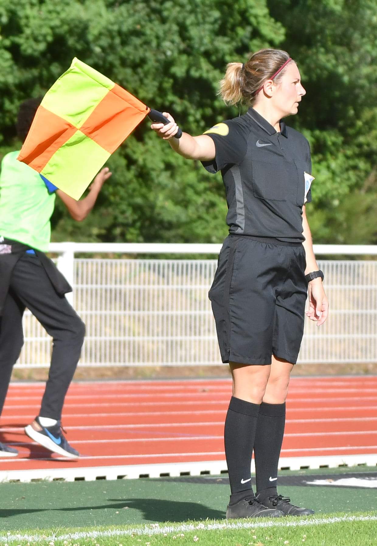 Bérengère Jourdain a fait le choix d'évoluer au poste d'arbitre de ligne. Une fonction qu'elle occupe régulièrement en D1 Arkema.