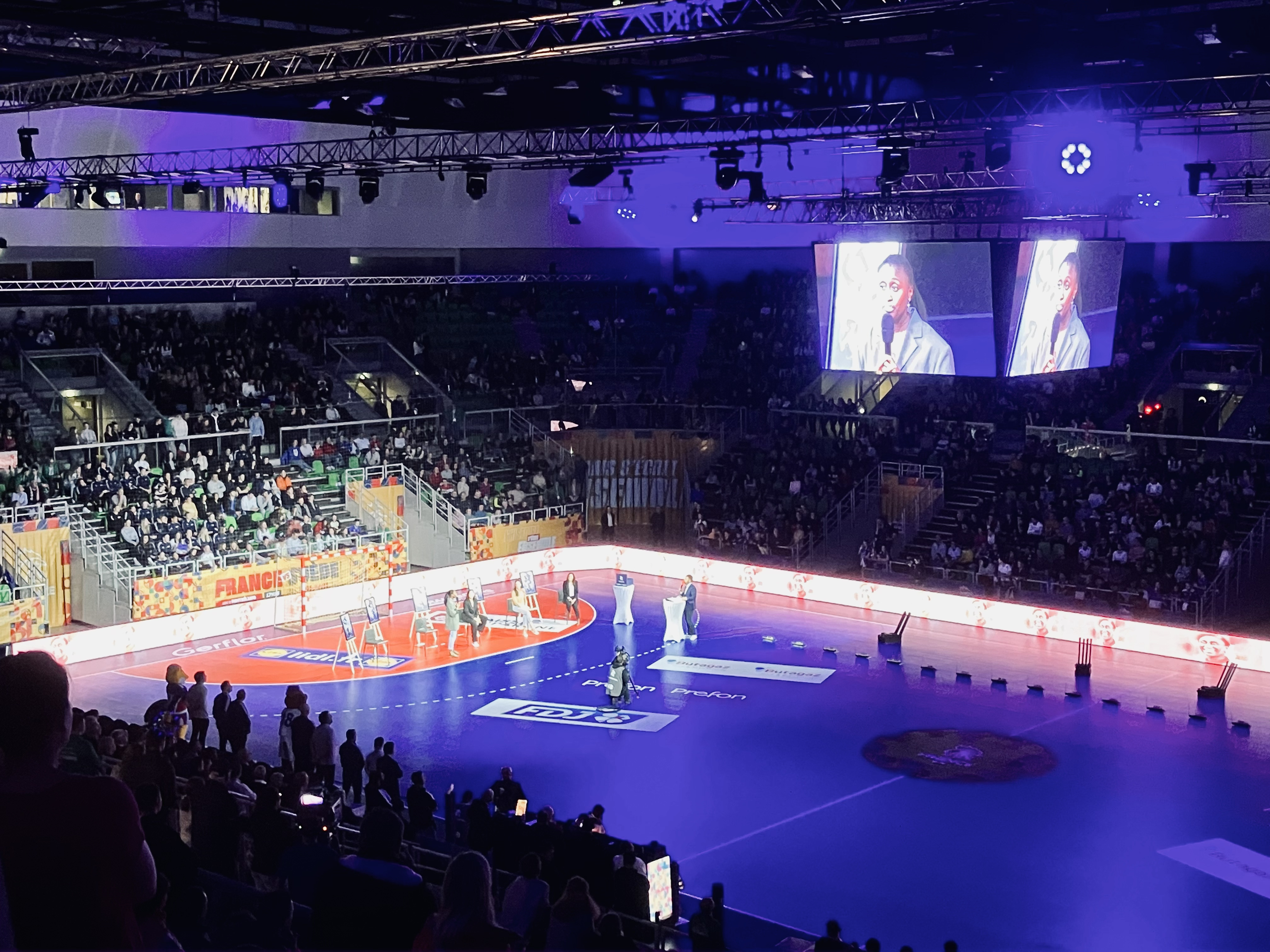 La fédération française et Montbéliard ont rendu un bel hommage à 5 légendes de l'équipes de France de handball.  