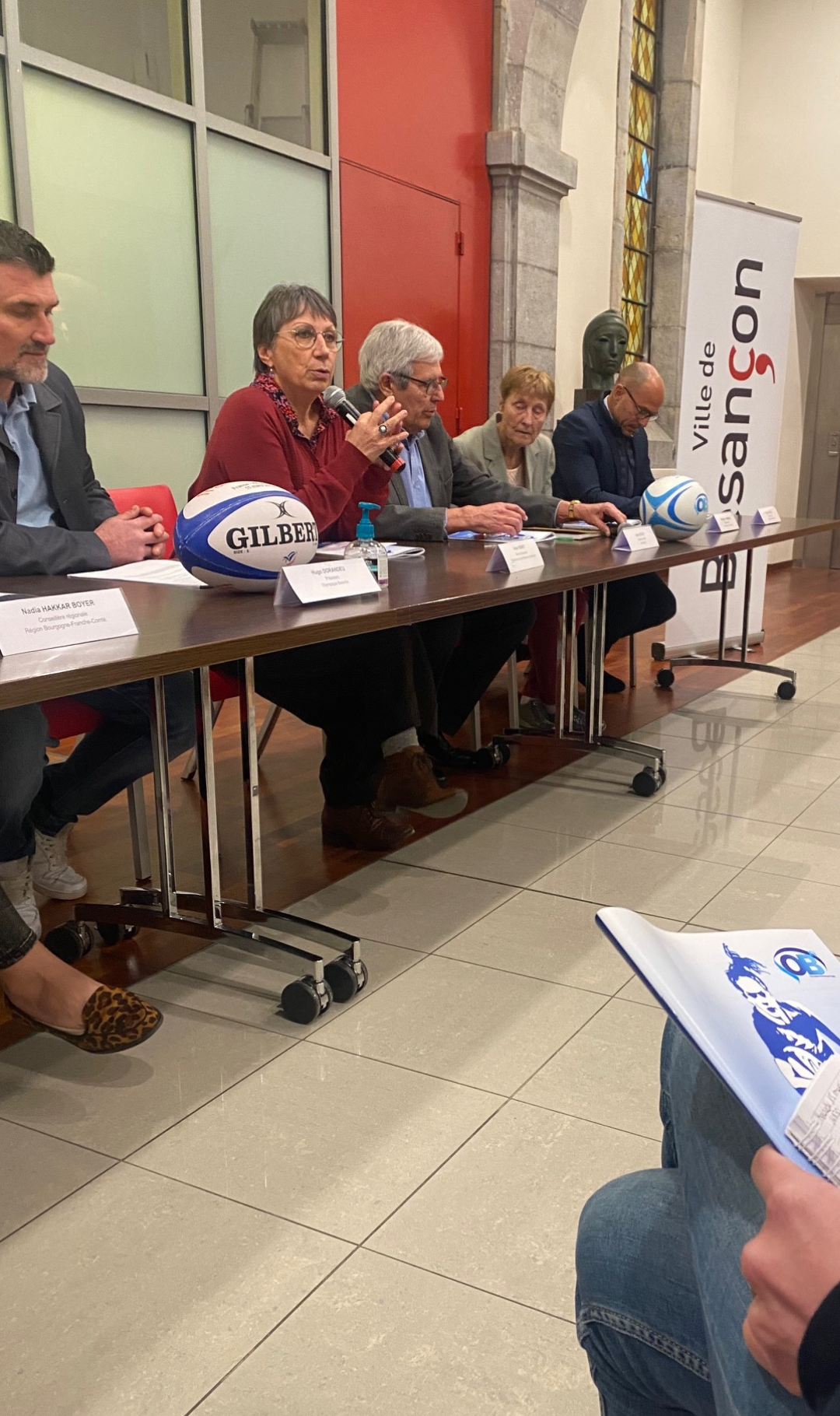 Anne Vignot, maire de Besançon, Alain Dougy, auteur de la brochure, et Marie-Céline Bernard étaient bien présents pour parler rugby. 
