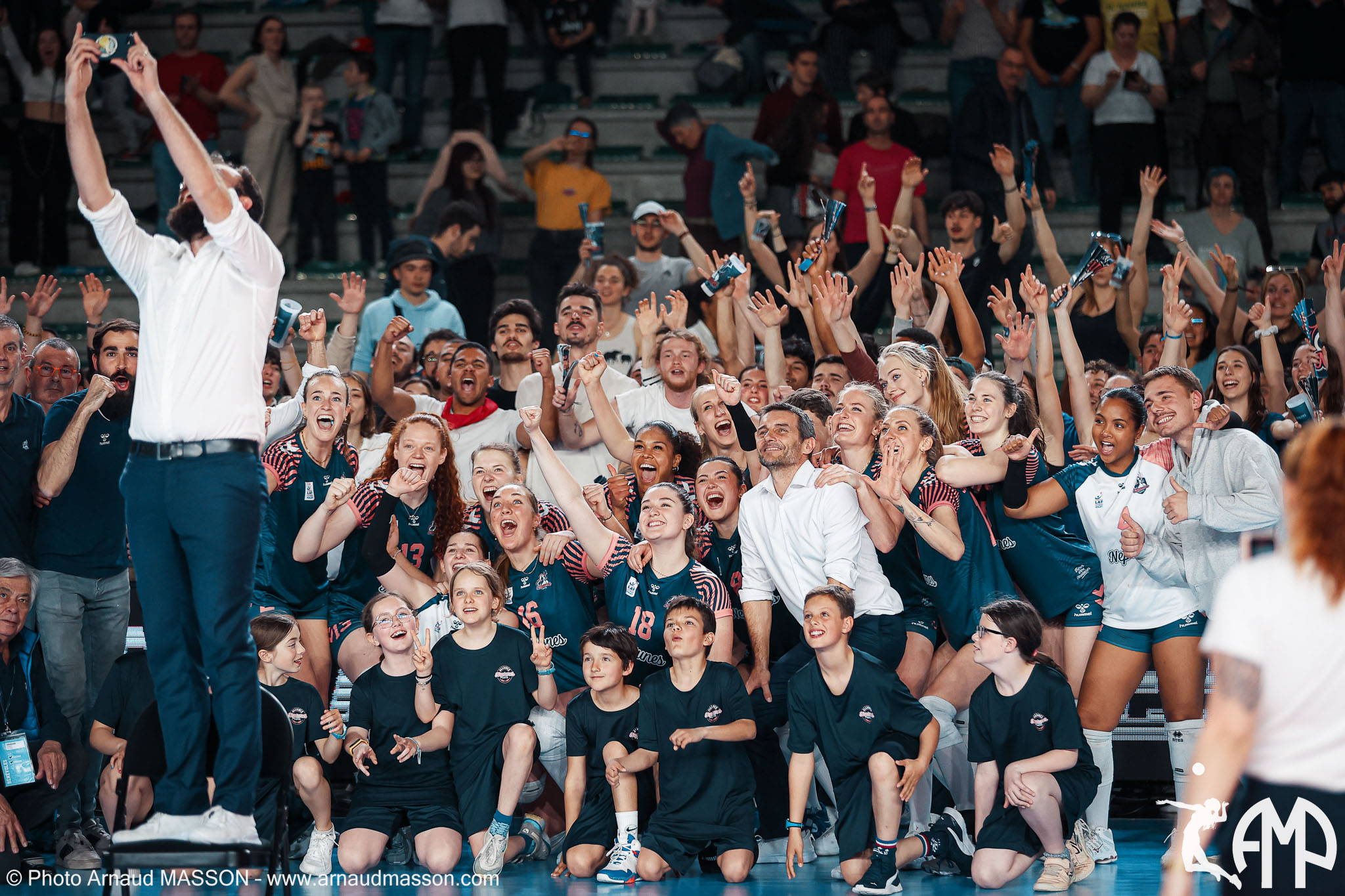 Avec leur public, les Neptunes de Nantes célèbrent leur victoire contre Le Cannet dans ce match aller des quarts de finale de Play-offs