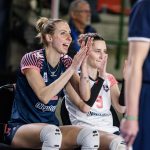 isaline Sager-Weider encourage ses coéquipières depuis le banc