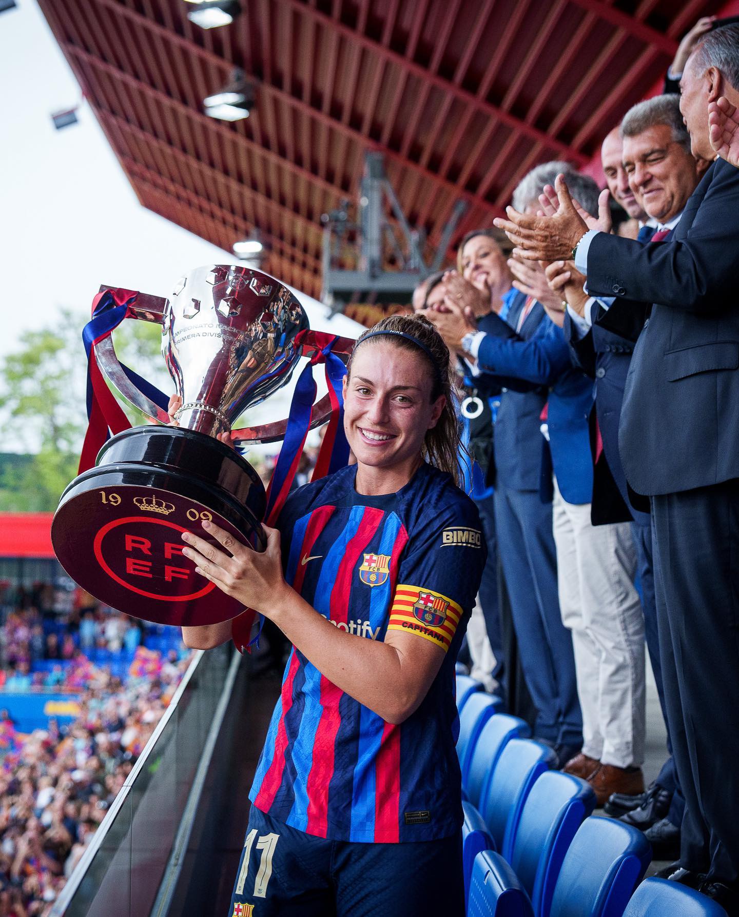 Alexia Putellas, soulève le trophée devant son président Joan Laporta @FCBarcelona