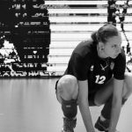Isaline Sager-Weider sur le bord du terrain.