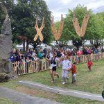 Manon Campano passe la ligne d'arrivée avec ses enfants après plus de 110 kilomètres d'effort sur la Volvic Volcano Expérience @Johan Beausergent