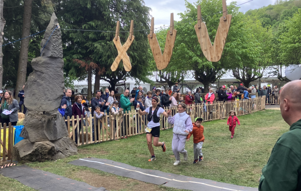 Manon Campano passe la ligne d'arrivée avec ses enfants après plus de 110 kilomètres d'effort sur la Volvic Volcano Expérience @Johan Beausergent