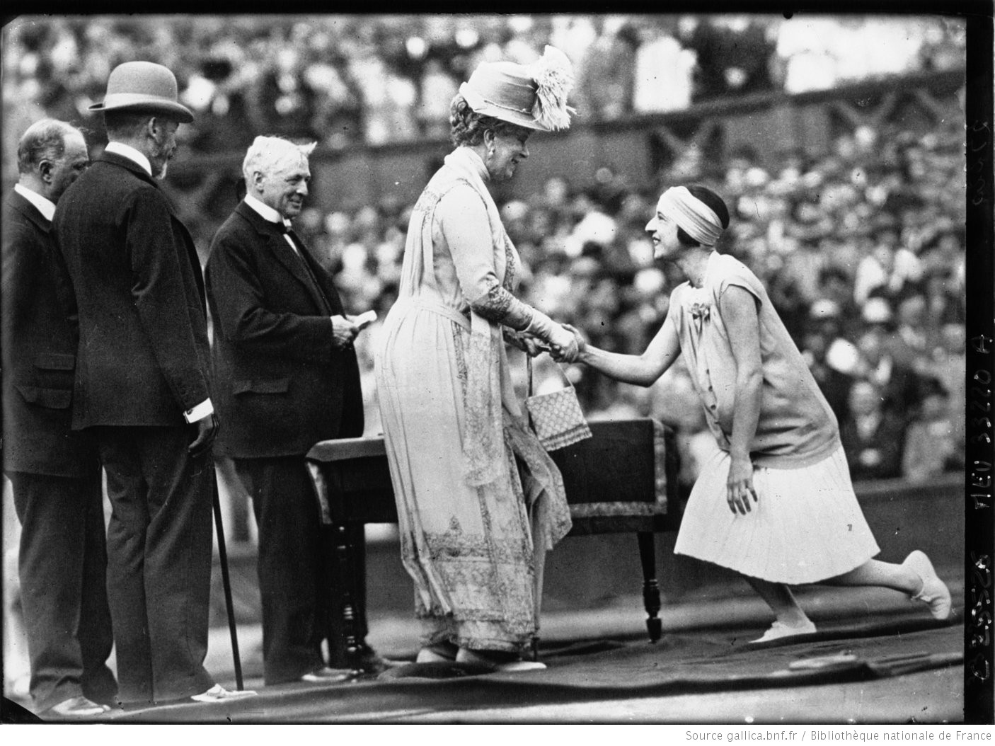 Suzanne Lenglen avec la reine Mary de Teck à Wimbledon @Bibliothèque Nationale de France