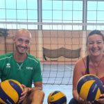 Lynda Medjaheri, en position de jeu pour le volley assis avec son entraineur