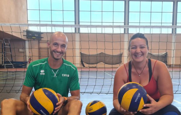 Lynda Medjaheri, en position de jeu pour le volley assis avec son entraineur