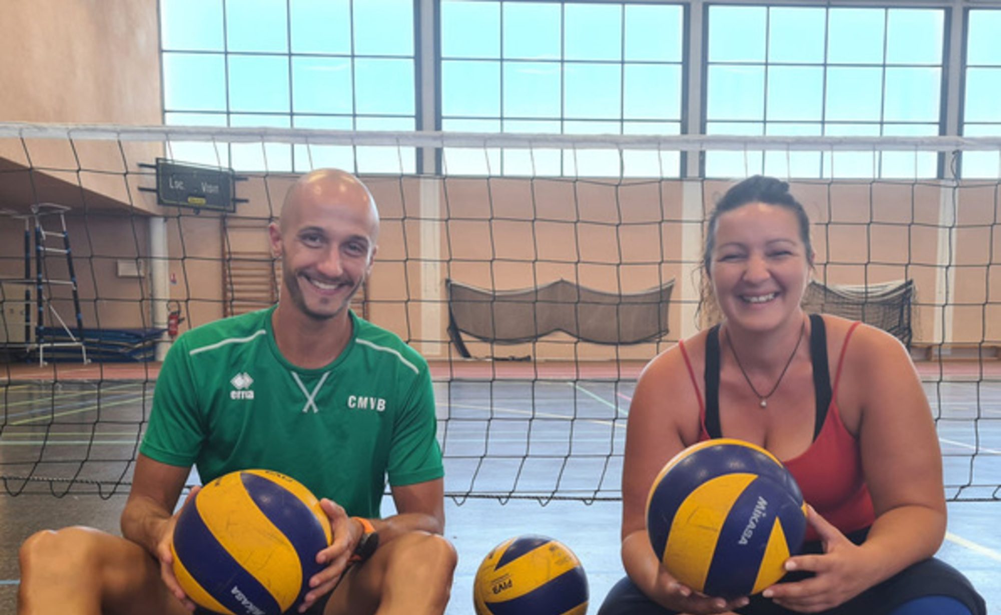 Lynda Medjaheri, en position de jeu pour le volley assis avec son entraineur