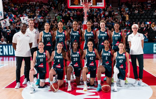 Photo de l'équipe de France prise à l'occasion du match de préparation pour l'EuroBasket 2023 contre la Grande-Bretagne. Crédit : Bacot/FFBB)