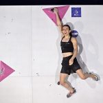 Zélia Avezou en haut du bloc pour décrocher la médaille d'or en escalade