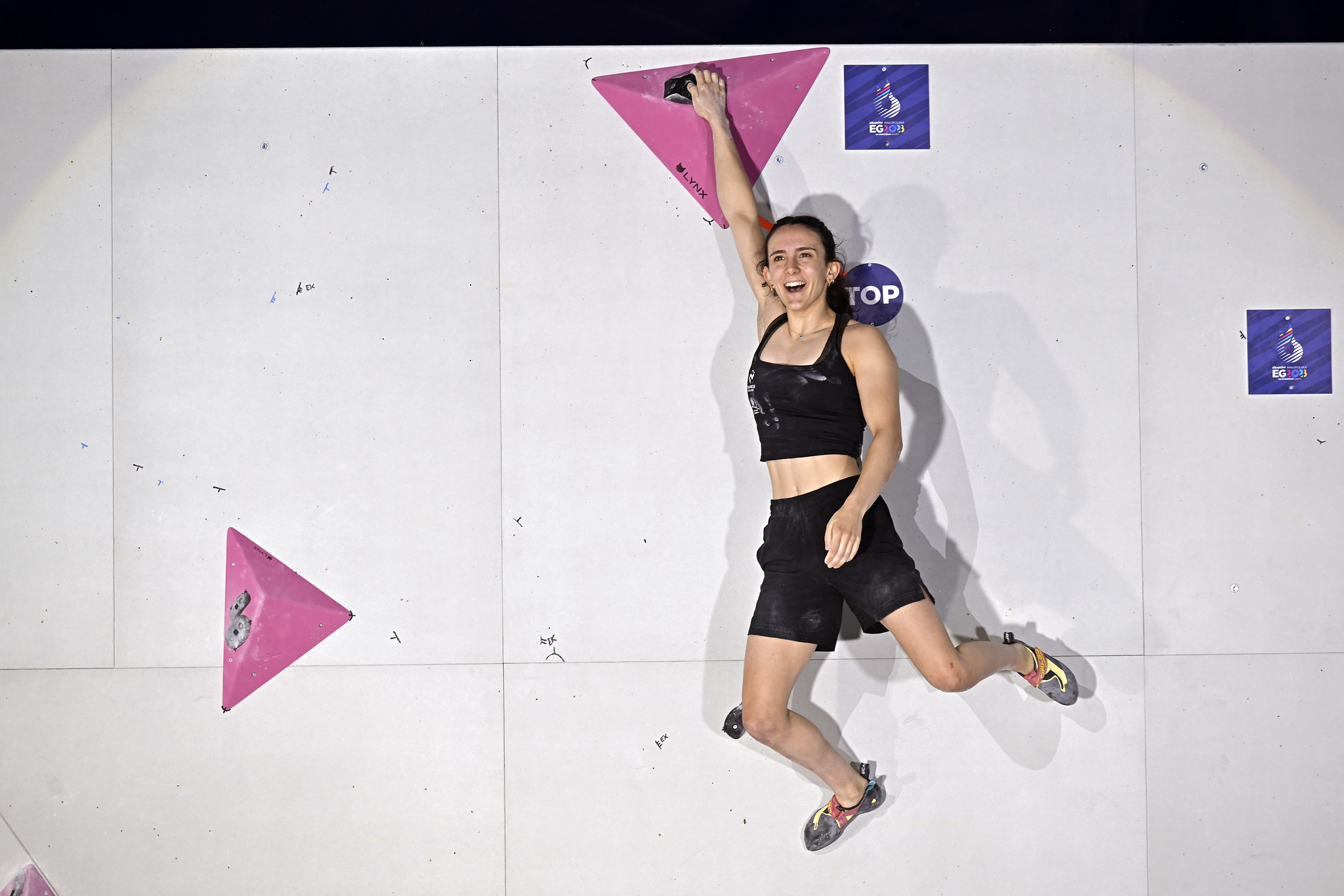 Zélia Avezou en haut du bloc pour décrocher la médaille d'or en escalade