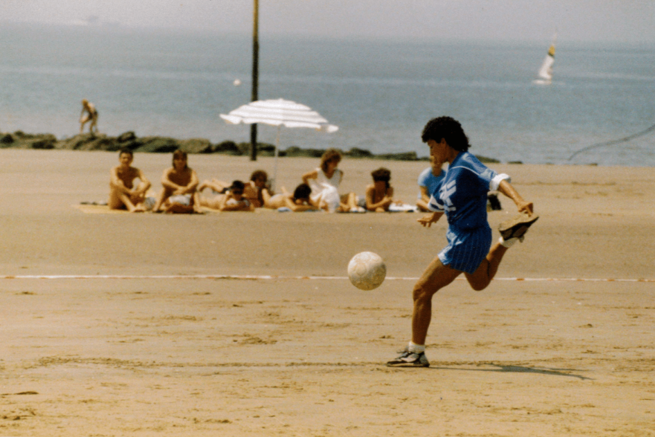 Sur le gazon ou sur le sable, le football est une véritable passion pour Nicole Abar