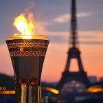 flamme olympique devant la Tour Eiffel