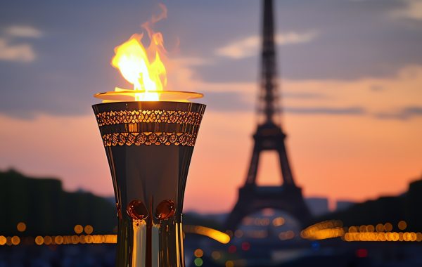 flamme olympique devant la Tour Eiffel