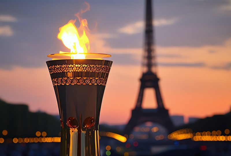 flamme olympique devant la Tour Eiffel