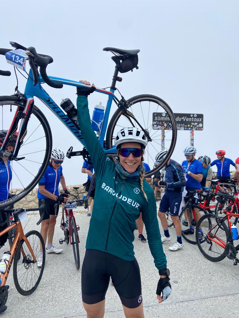 Coralie Ducher fête son ascension du Mont Ventoux. 