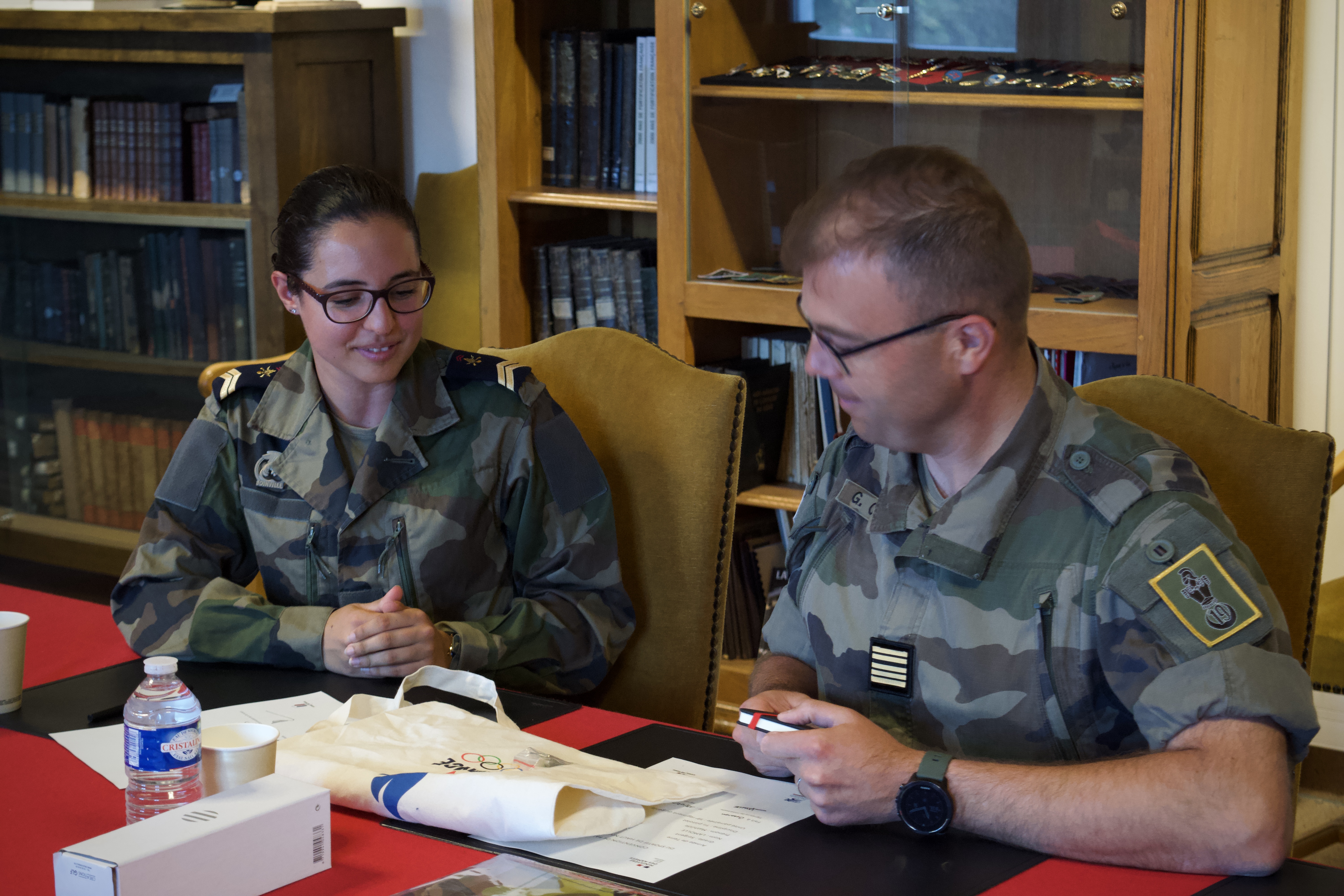 La signature du contrat de Mathilde Lamolle avec le 19ème régiment de génie de Besançon @Johan Beausergent