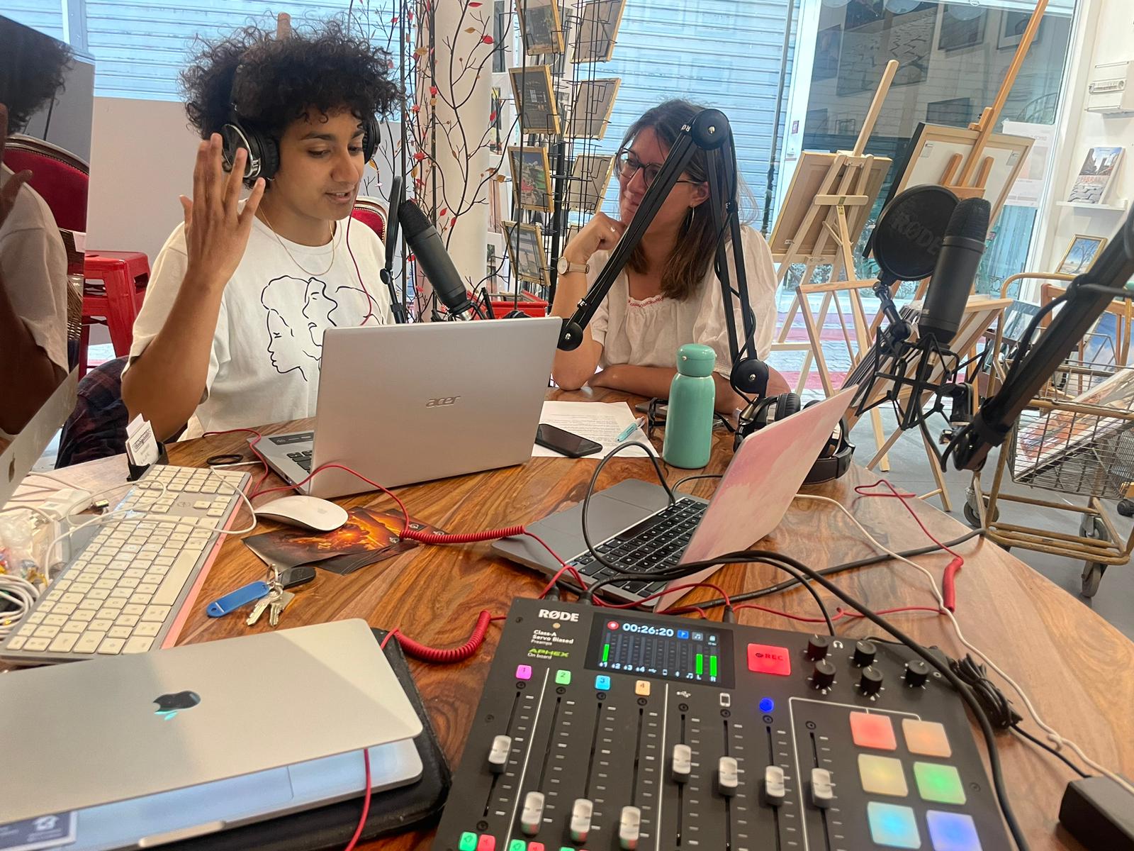 Tanhée Lautre et Mejdaline Mhiri, en studio d'enregistrement dans la galerie d'art de Marie Lopez Vivanco.