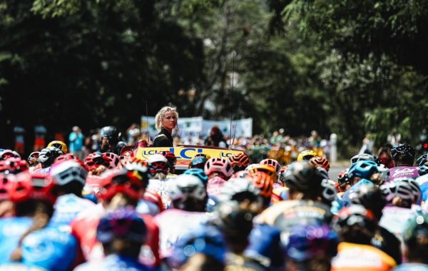 Marion Rousse donne le départ du Tour de France Femmes, l'une des principales courses à étapes dans le cyclisme