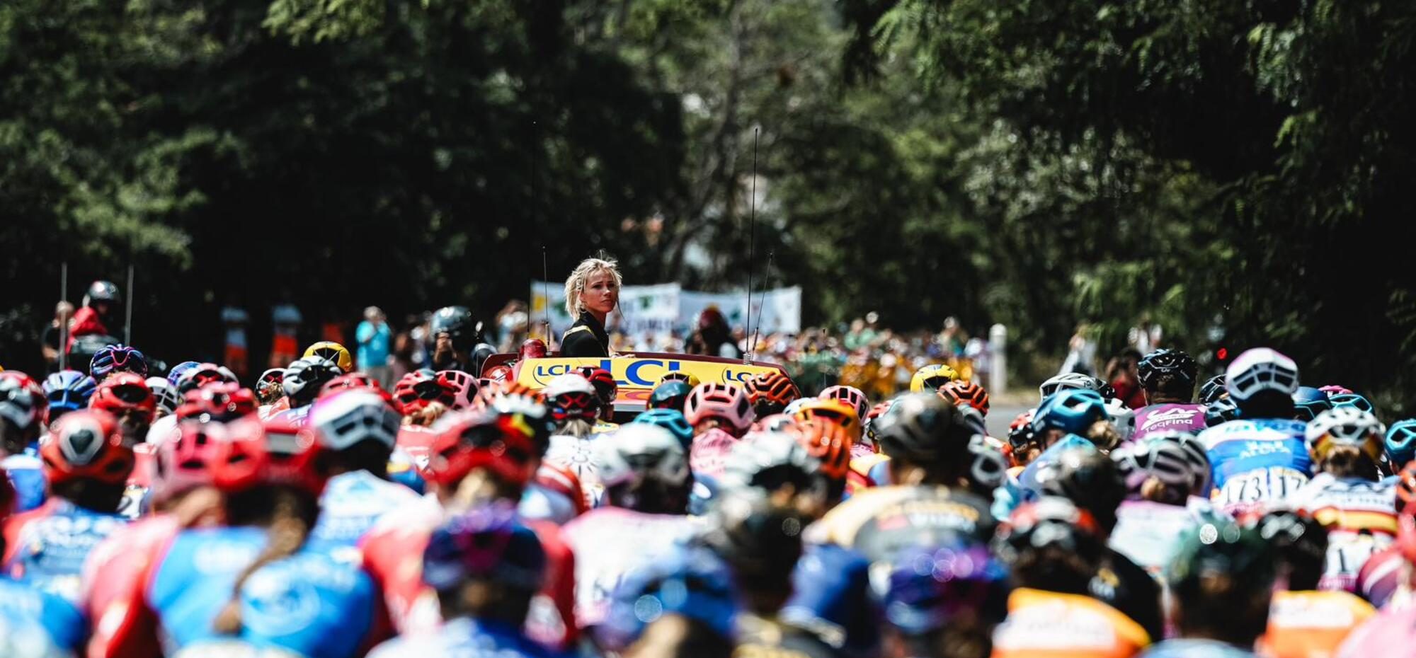 Marion Rousse donne le départ du Tour de France Femmes, l'une des principales courses à étapes dans le cyclisme
