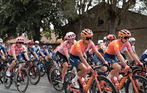 Un peloton vêtit de rose sur le Tour de France Femmes