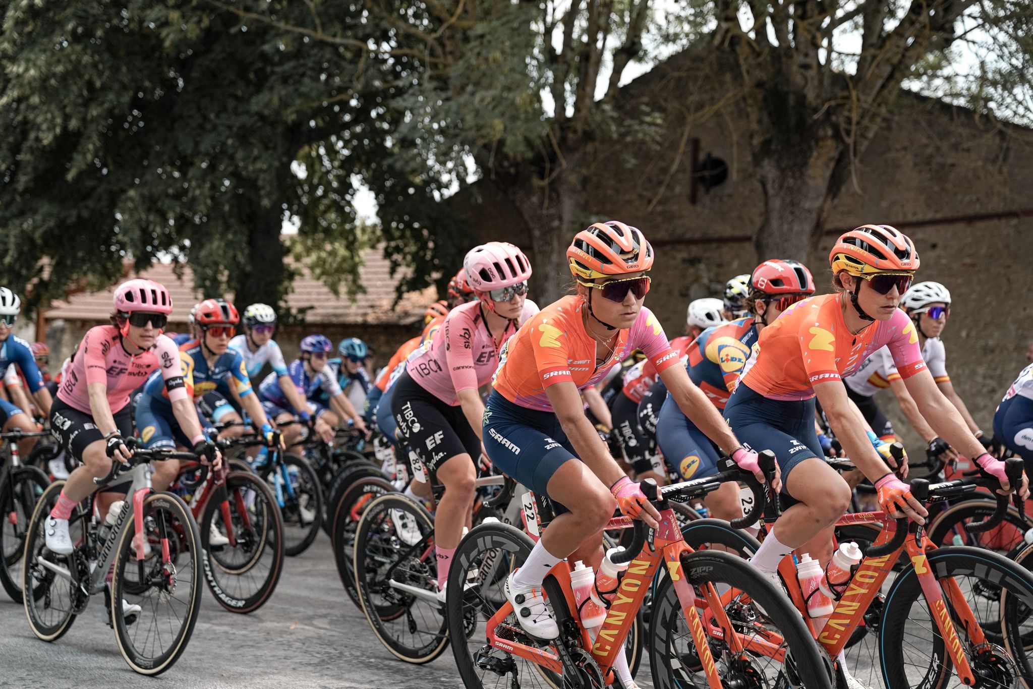 Un peloton vêtit de rose sur le Tour de France Femmes