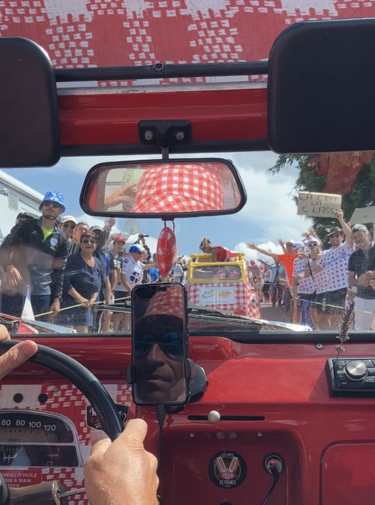 Les yeux s'émerveillent au passage des 2CV Cochonou 