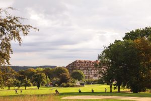 La vue depuis les hauteurs sur le parcours de golf du Lacoste Ladies Open @A.S.O. / Timothé RENAUD