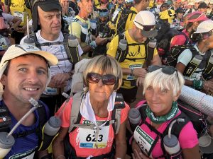 Entourée de son petit-fils Gaëtan et de sa fille, Paulette est parée pour une nouvelle journée du Half Marathon des Sables