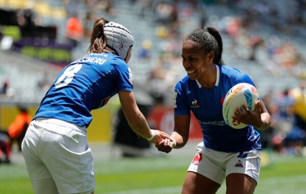 Camille Grassineau et Yolaine Yengo après un essai de la France