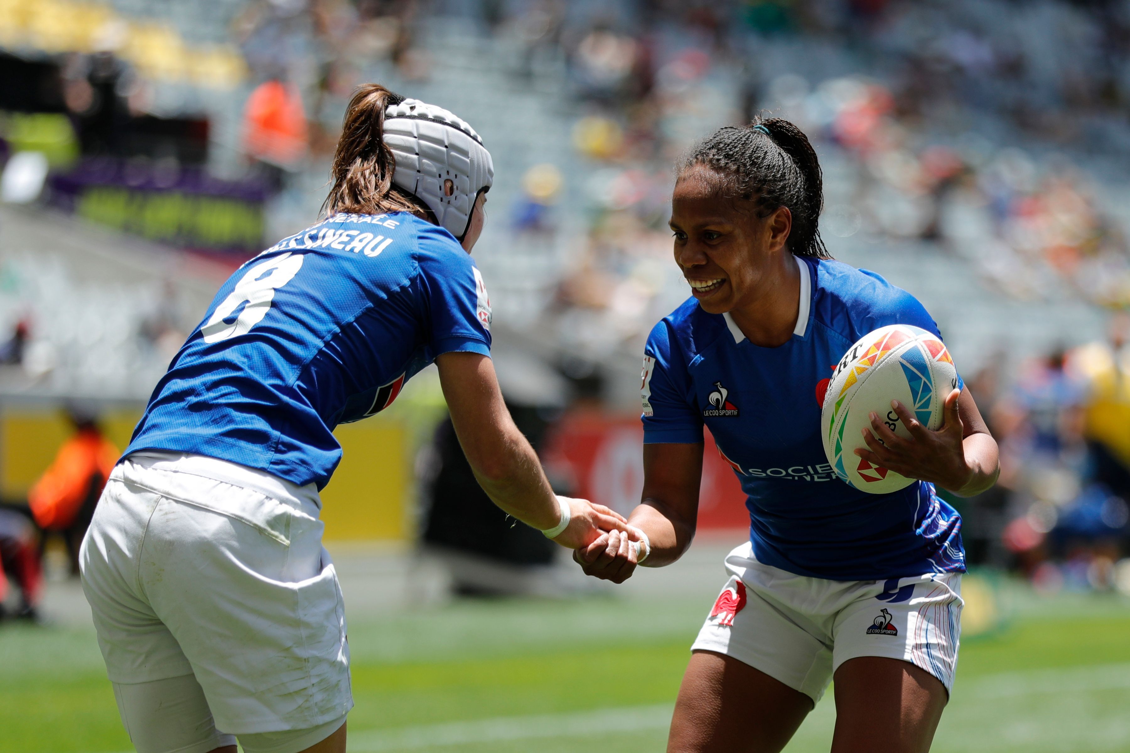 Camille Grassineau et Yolaine Yengo après un essai de la France