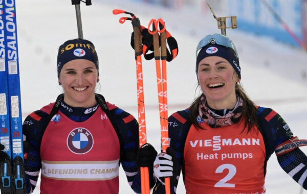 Julia Simon et Justine Braisaz-Bouchet à l'issue de la poursuite © AFP - Joe Klamar