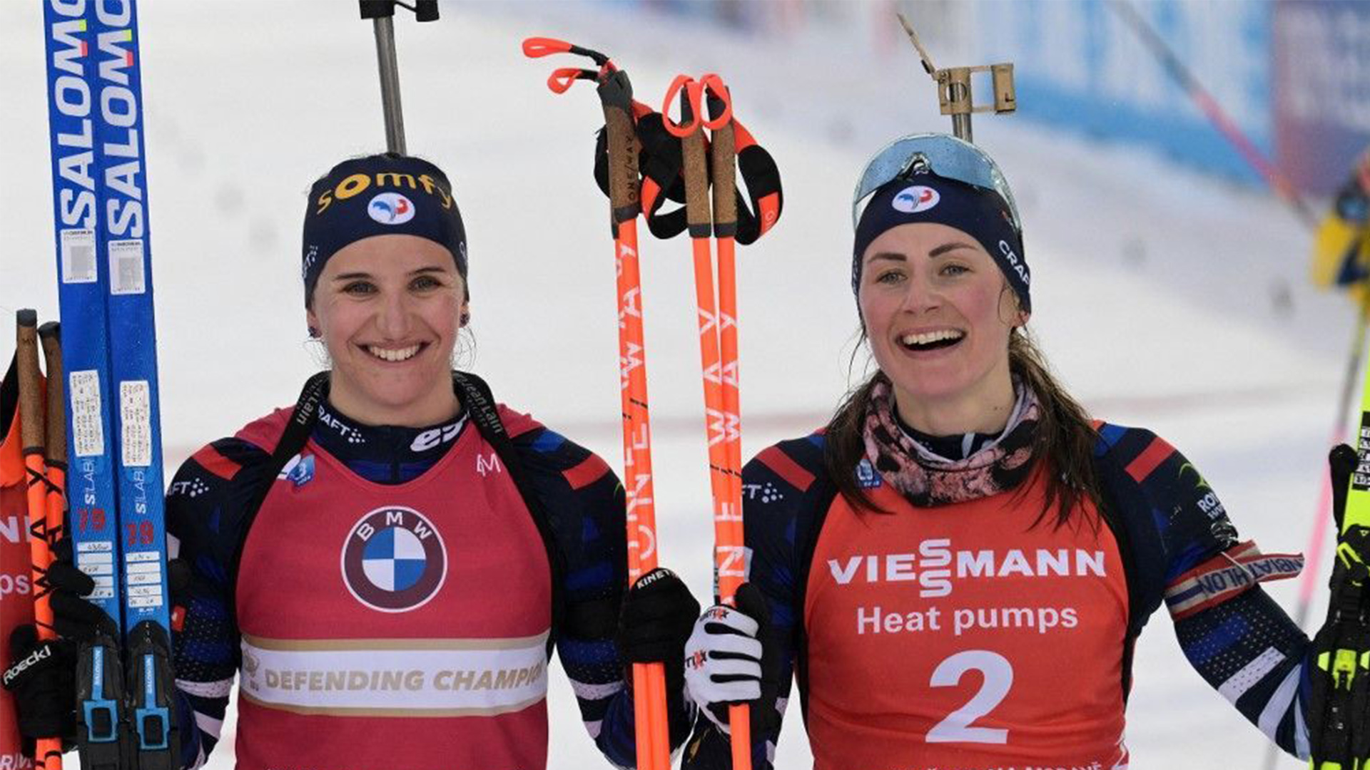 Julia Simon et Justine Braisaz-Bouchet à l'issue de la poursuite © AFP - Joe Klamar