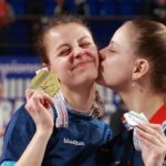 Charlotte et Camille Lutz, médailles au cou, à l'issue des Championnats de France de tennis de table. Crédit photo : Rémy Gros