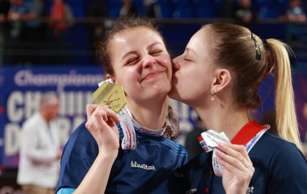 Charlotte et Camille Lutz, médailles au cou, à l'issue des Championnats de France de tennis de table. Crédit photo : Rémy Gros