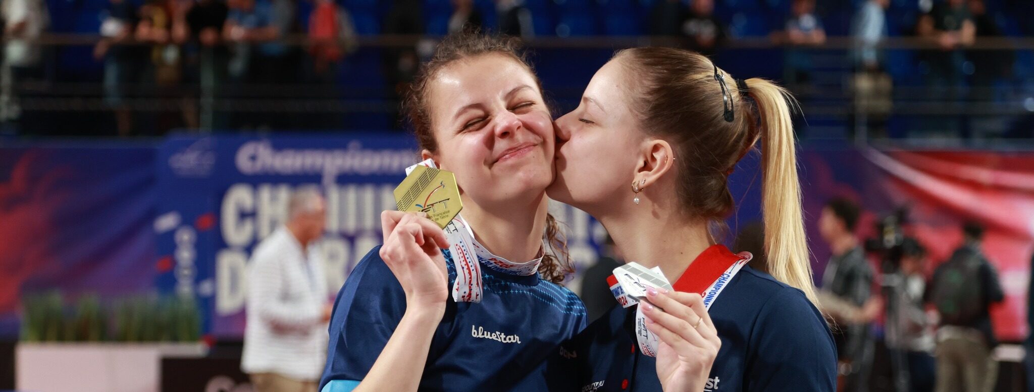 Charlotte et Camille Lutz, médailles au cou, à l'issue des Championnats de France de tennis de table. Crédit photo : Rémy Gros