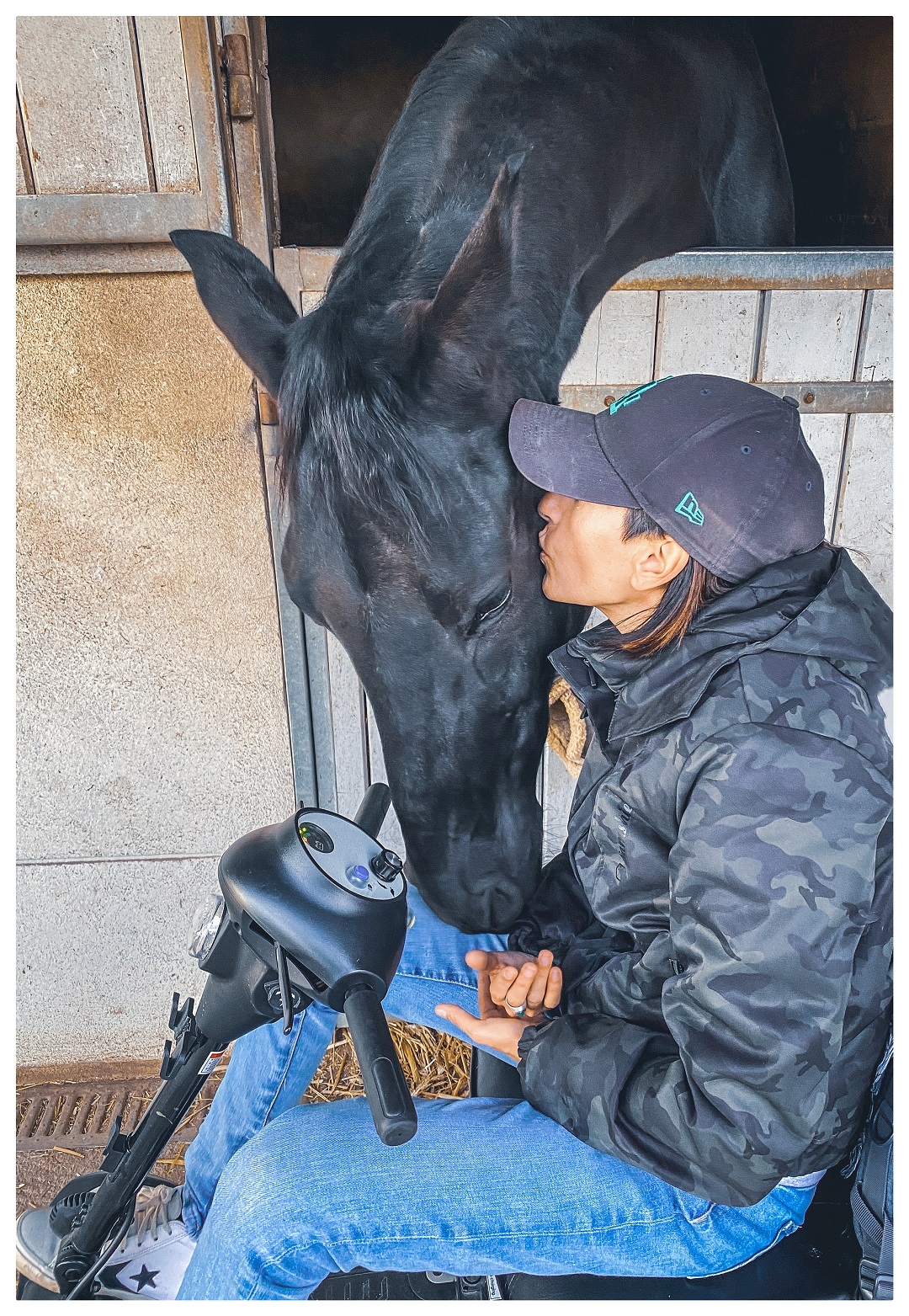 Femme embrassant un cheval