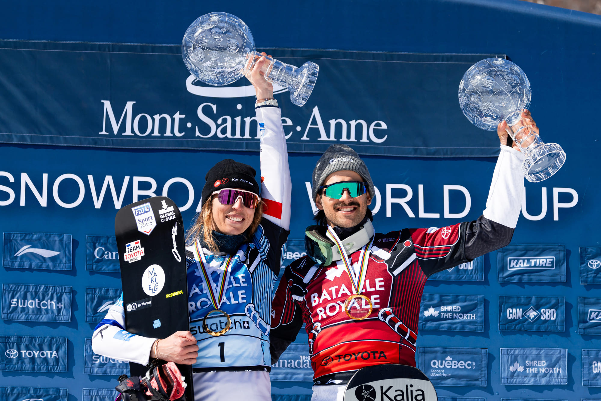 Chloé Trespeuch et Eliot Grondin célèbrent leurs victoire du globe de cristal. Crédit photo : FIS