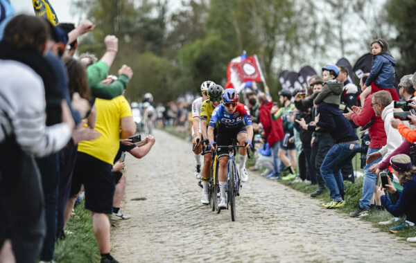 KRAAK Amber emmène un petit groupe de coureuses lors de Paris-Roubaix 2024