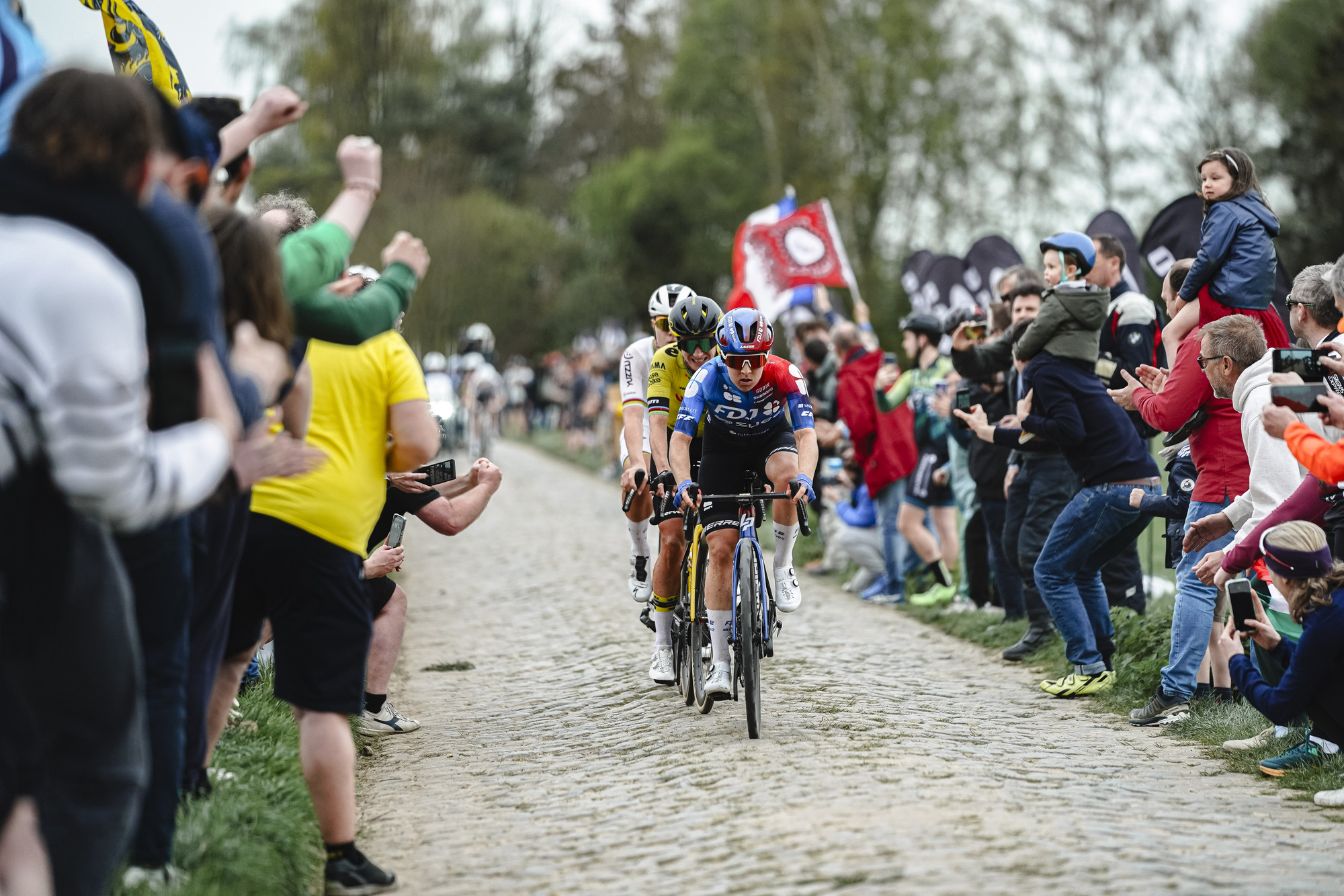 KRAAK Amber emmène un petit groupe de coureuses lors de Paris-Roubaix 2024