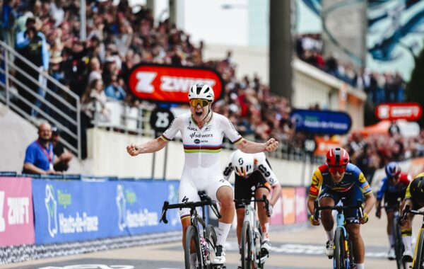 Lotte Kopecky lors de l'arrivée de Paris-Roubaix 2024.