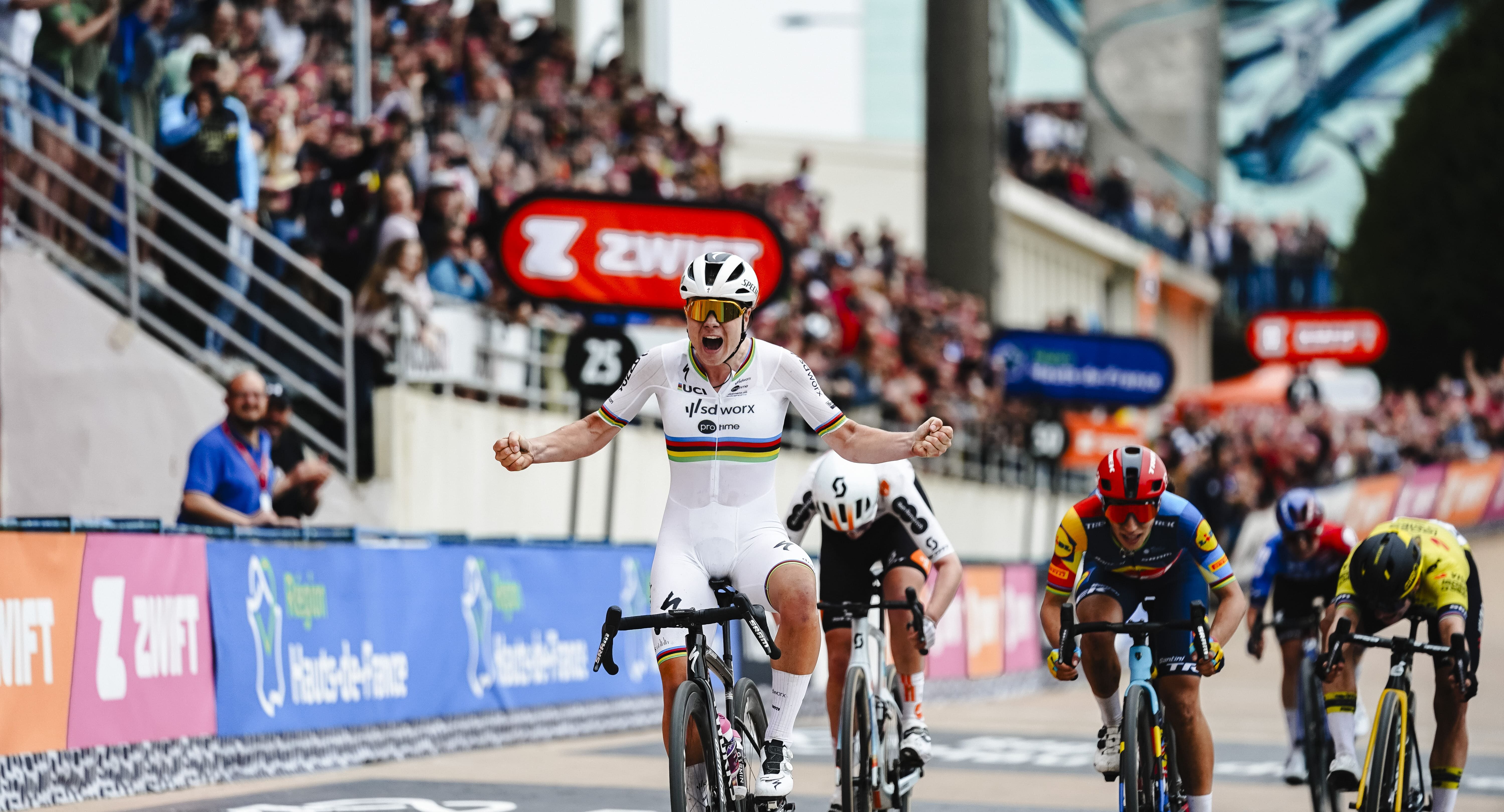 Lotte Kopecky lors de l'arrivée de Paris-Roubaix 2024.