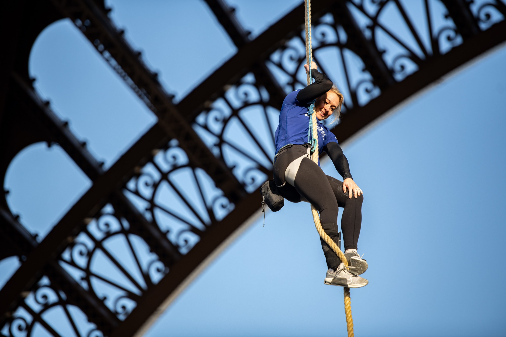 Record de grimper de corde à la Tour Effeil par Anouk Garnier ©Greg Sigaud