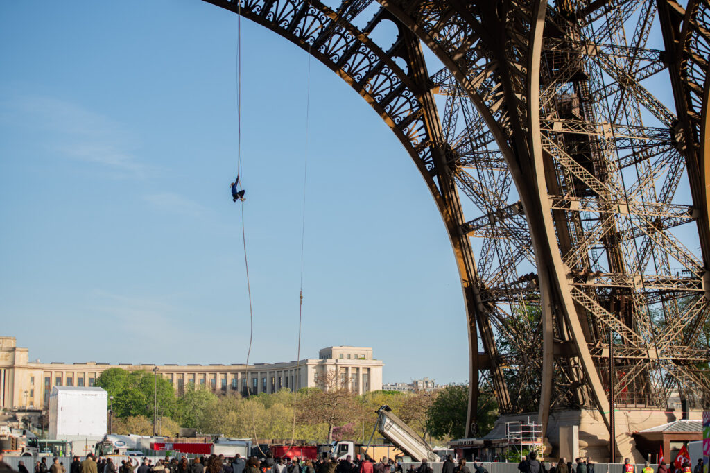 Dans l'immensité de la Tour Eiffel, Anouk Garnier a pulvériser le record précédent de grimper de cordes établi à 26 mètres. ©Greg Sigaud